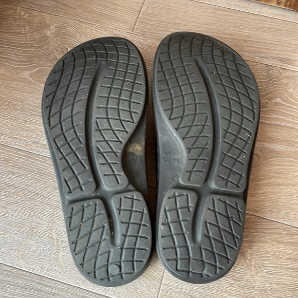 OOFOS Flip Flops - Picture 3 of 4